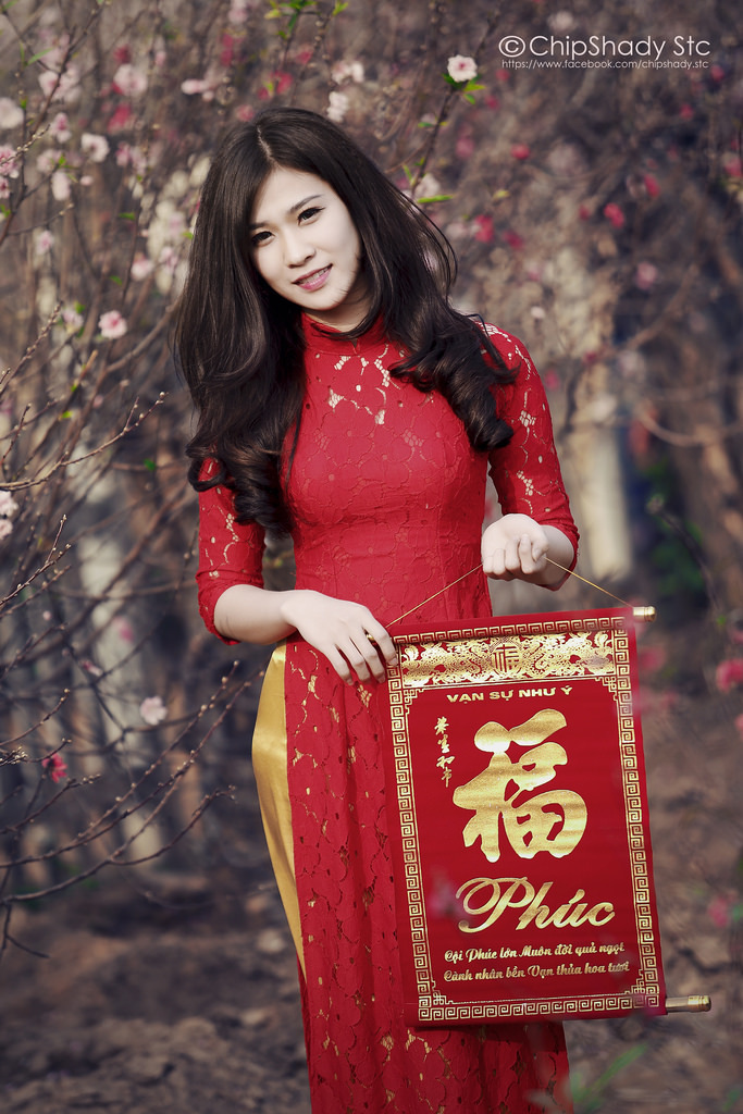 小舞撅着白嫩光屁股被打
